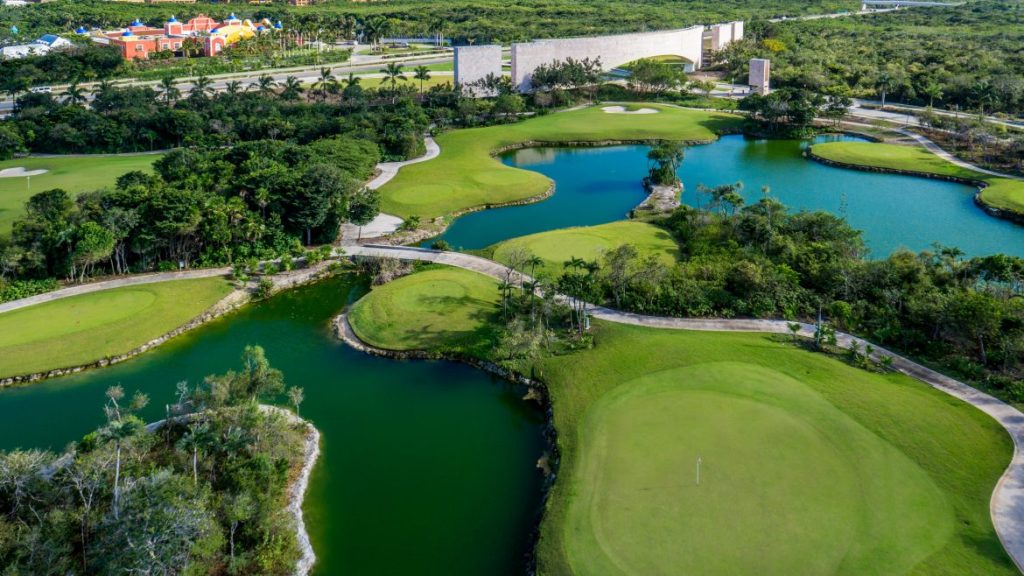 Exploring the Golf Courses in Riviera Maya